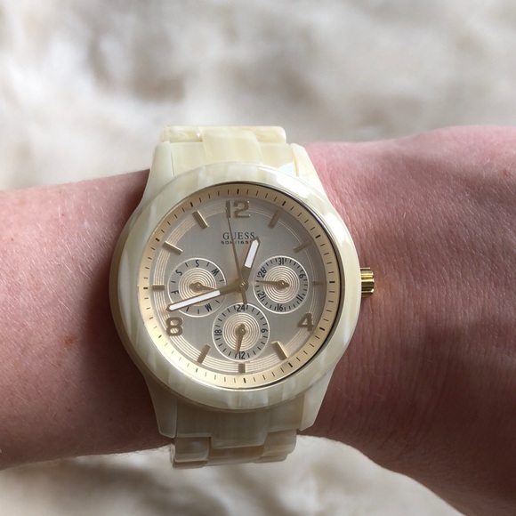 EUC Women’s Guess Horn Acrylic Watch - Picture 7 of 8